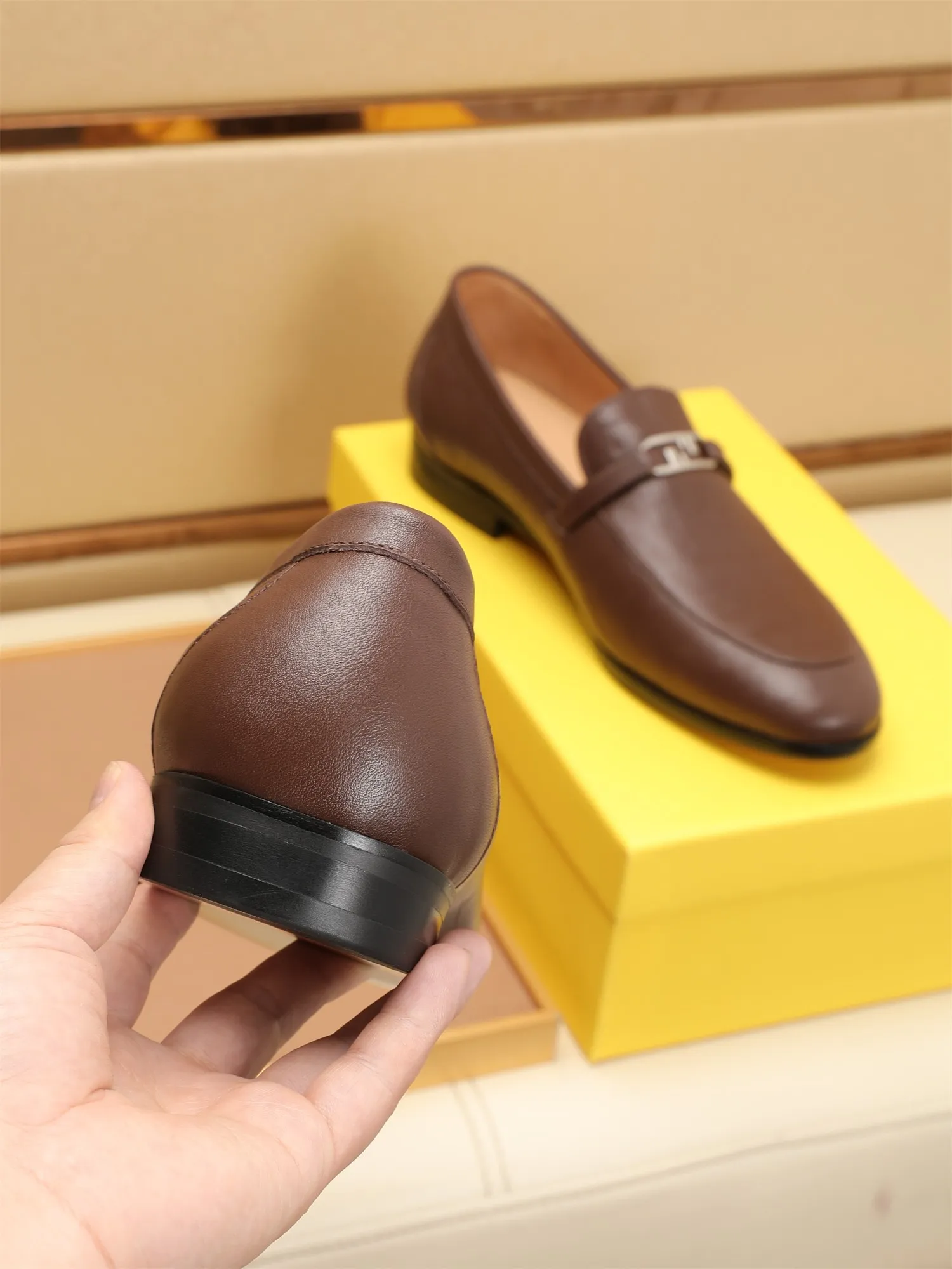 Men's shoes💰460 🕷🕷【FENDI】The latest men's formal leather shoes🇨🇳Classic series not to be missed💯The first layer is made of imported first-layer cowhide☘Original quality, the leather is smooth and delicate🎋Awesome version, perfect streamlined outline🍇Cowhide lining, size 38-44 (customized at 45.46)...